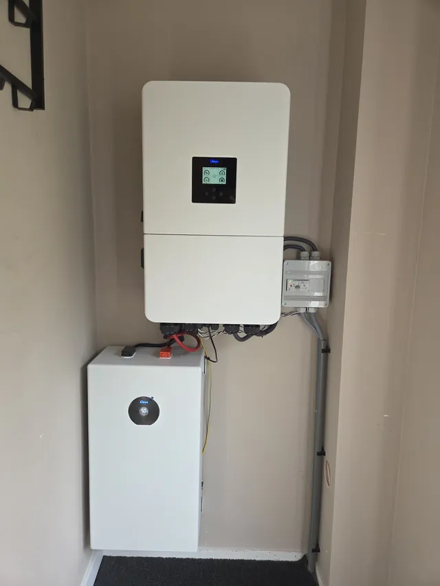 Deye inverter with one battery module in a narrow alcove.